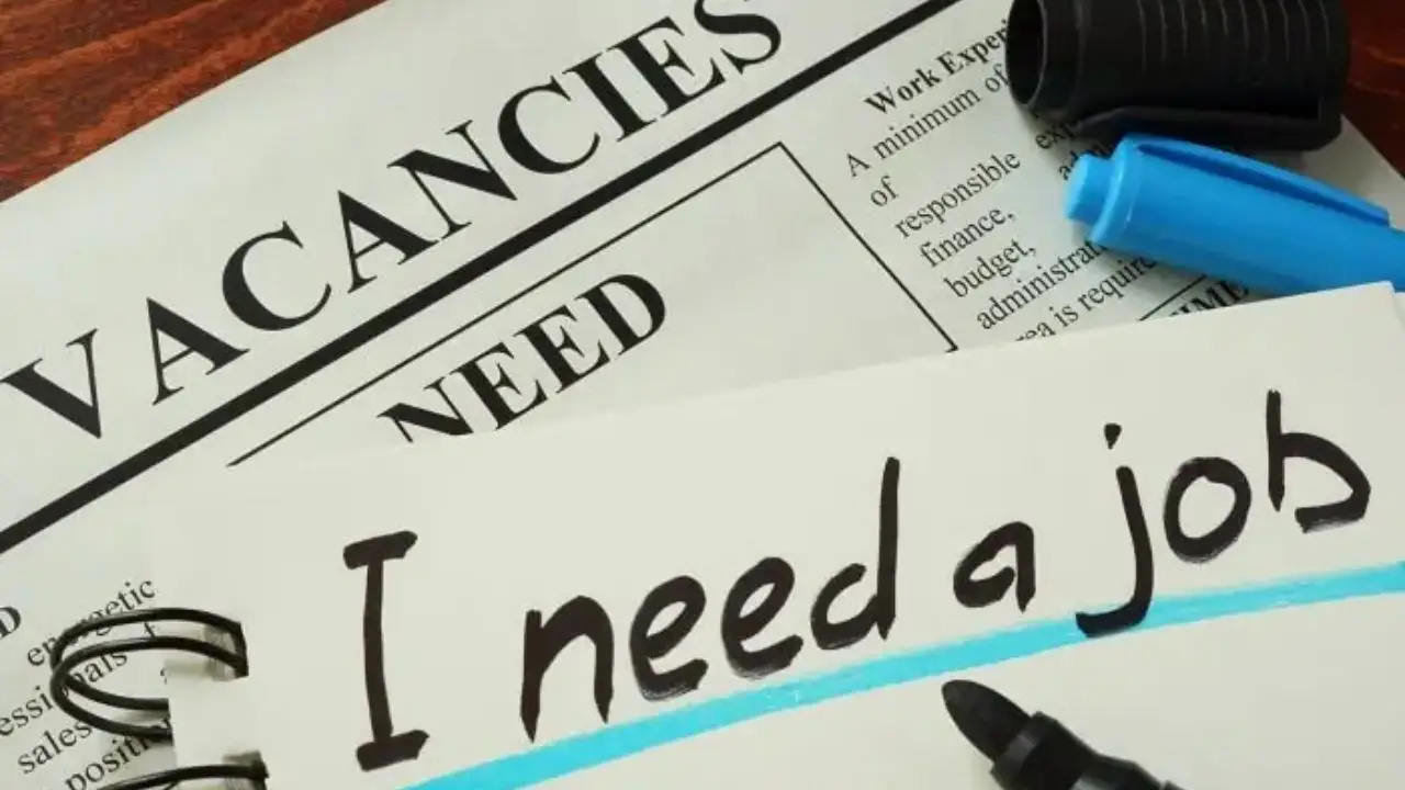Bezrobocie w Polsce - prasa z napisem i need a job