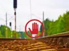 Strajk maszynistów - znak stop na tle torów kolejowych