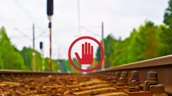 Strajk maszynistów - znak stop na tle torów kolejowych