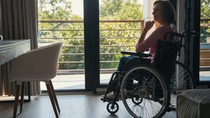500 plus dla osób z niepełnosprawnościami - osoba poruszająca się na wózku