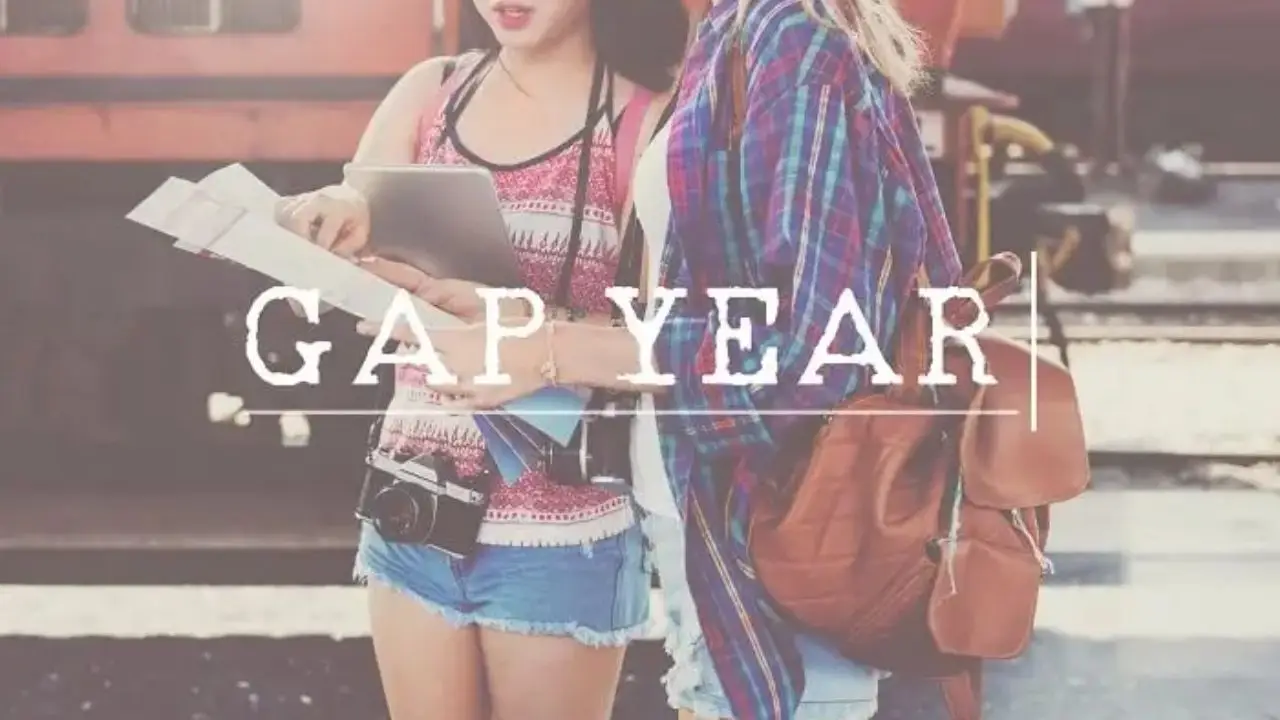 Gap year - napis na tle dwóch kobiet