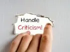 Krytyka - napis handle criticism