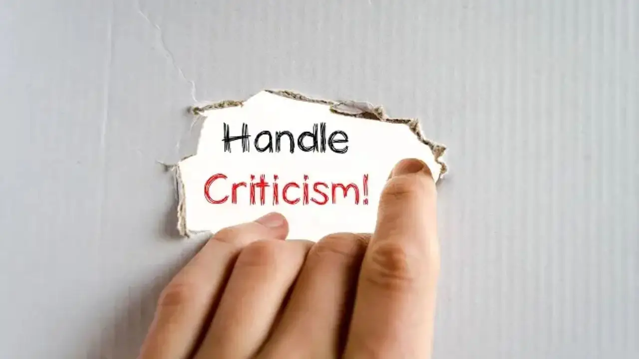 Krytyka - napis handle criticism