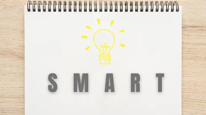 metoda smart - notes z napisem "smart" i grafiką żarówki