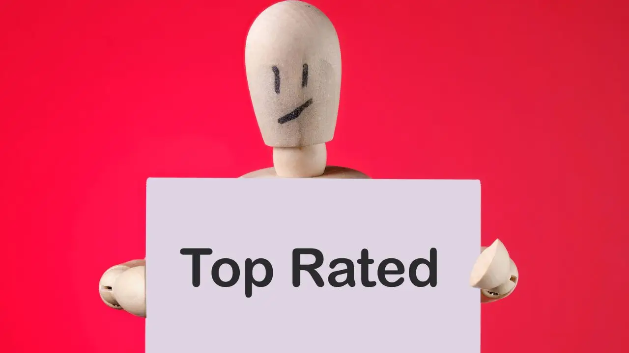 Ocena pracownika 2 - napis top rated trzymany przez kukiełkę na czerwonym tle