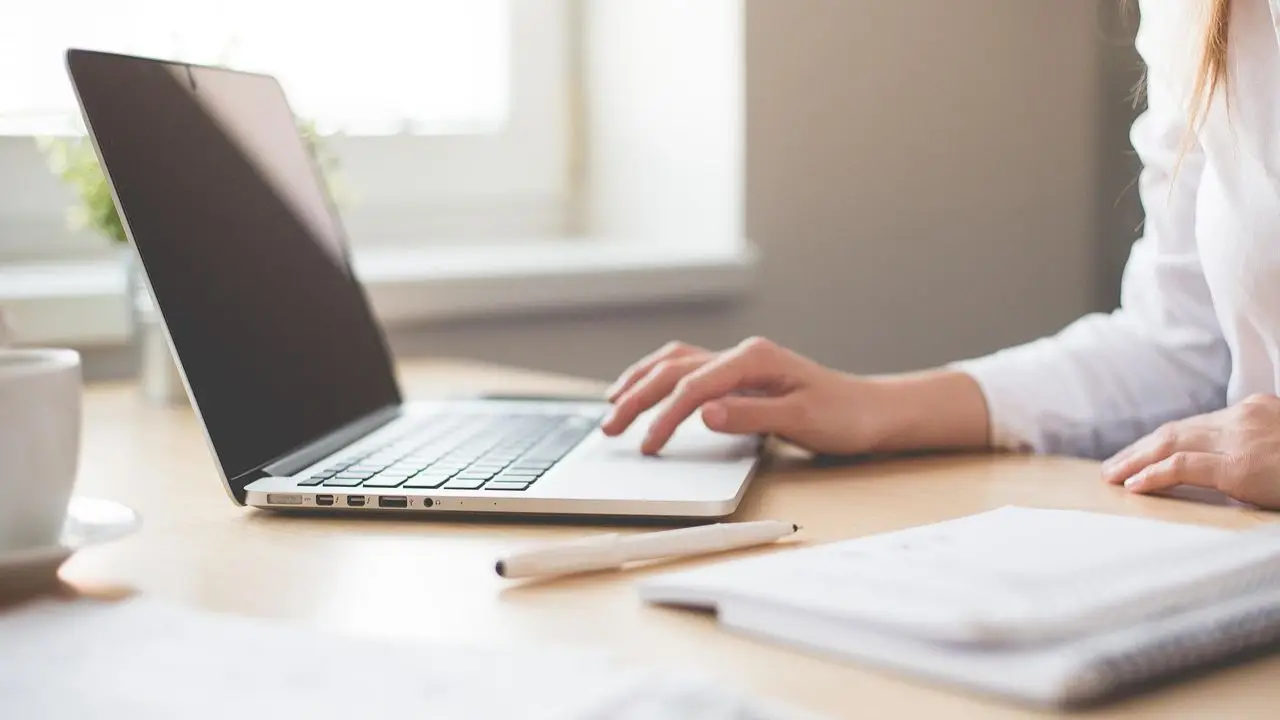 Kobieta pracująca przy laptopie