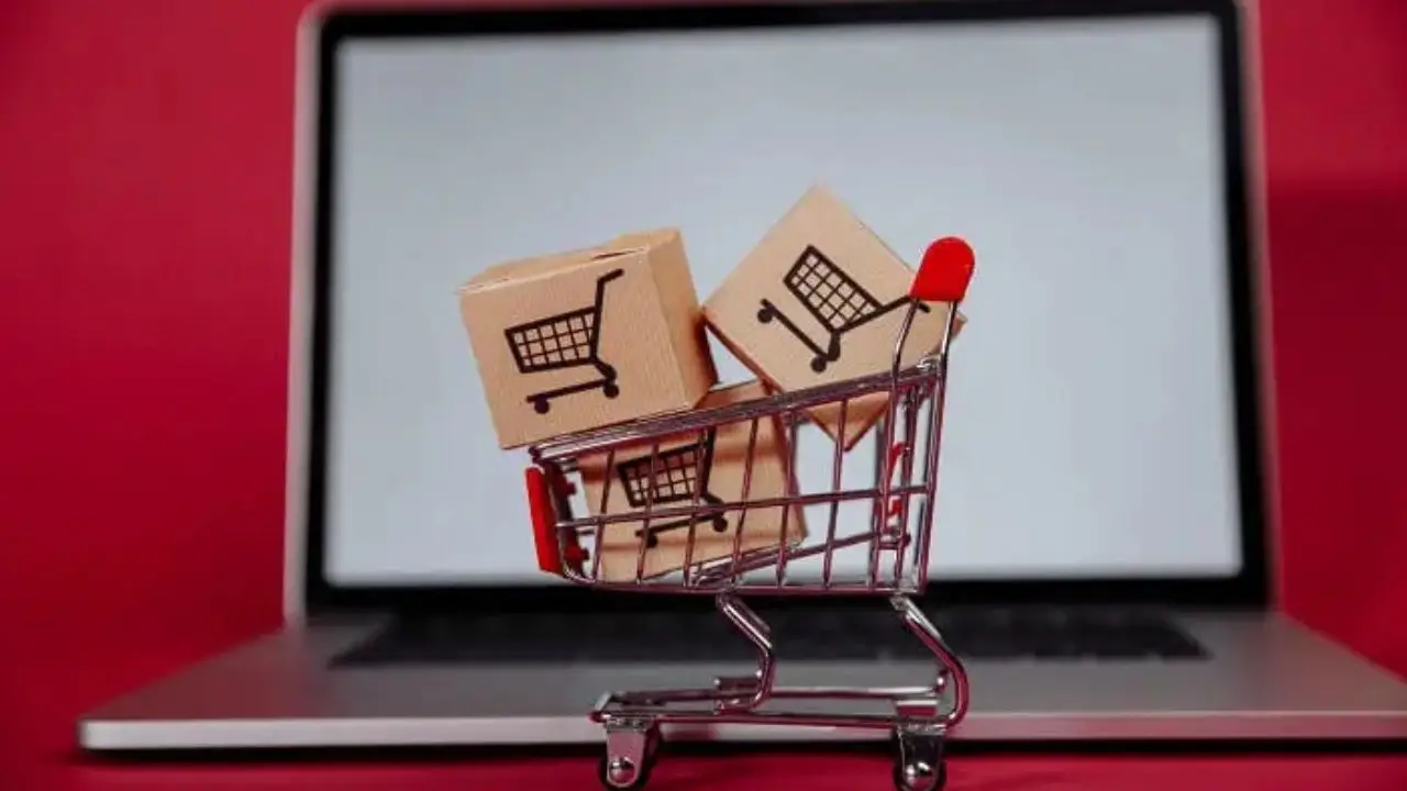 Polska liderem e-commerce - miniaturowy wózek z zakupami