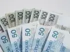 Świadczenie wspierające - banknoty polskie na białym tle