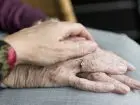 Bon senioralny - zdjęcie przedstawiające dłoń seniorki i wsparcie w postaci dłoni drugiej osoby
