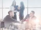 Jaka spółka jest najlepsza - Młody zespół współpracowników prowadzi dyskusję biznesową w nowoczesnym biurze coworkingowym