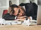 Chronotyp snu - śpiący pracownik w biurze