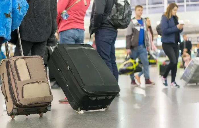 Coraz mniej Ukraińców chce zostać w Polsce - ludzie z walizkami, w trakcie podróży