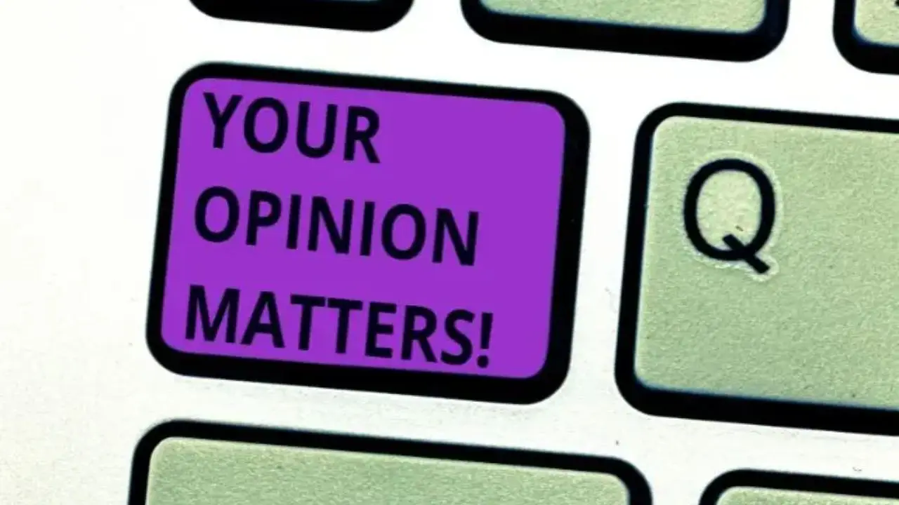Jak napisać neutralna opinię o pracowniku - grafika przedstawiająca przyciski, jeden z napisem "your opinion matters"