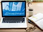W co inwestować bez pieniędzy - laptop, na ekranie napis "investment"