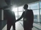 Dwóch mężczyzn podających sobie dłonie