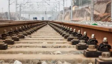 Zwolnienia w PKP Cargo ze świadczenia pracy - symboliczne zdjęcie przedstawiające tory kolejowe