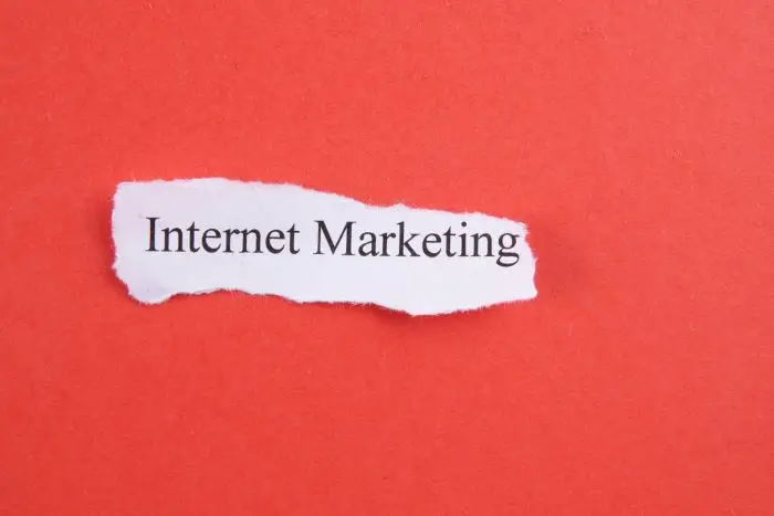 Jak zacząć w marketingu internetowym - napis internet marketing na czerwonym tle
