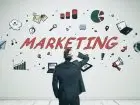 Mężczyzna stojący przed napisem marketing