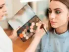 Obszary branży beauty - przedstawicielka branży beauty wykonująca makijaż klientce