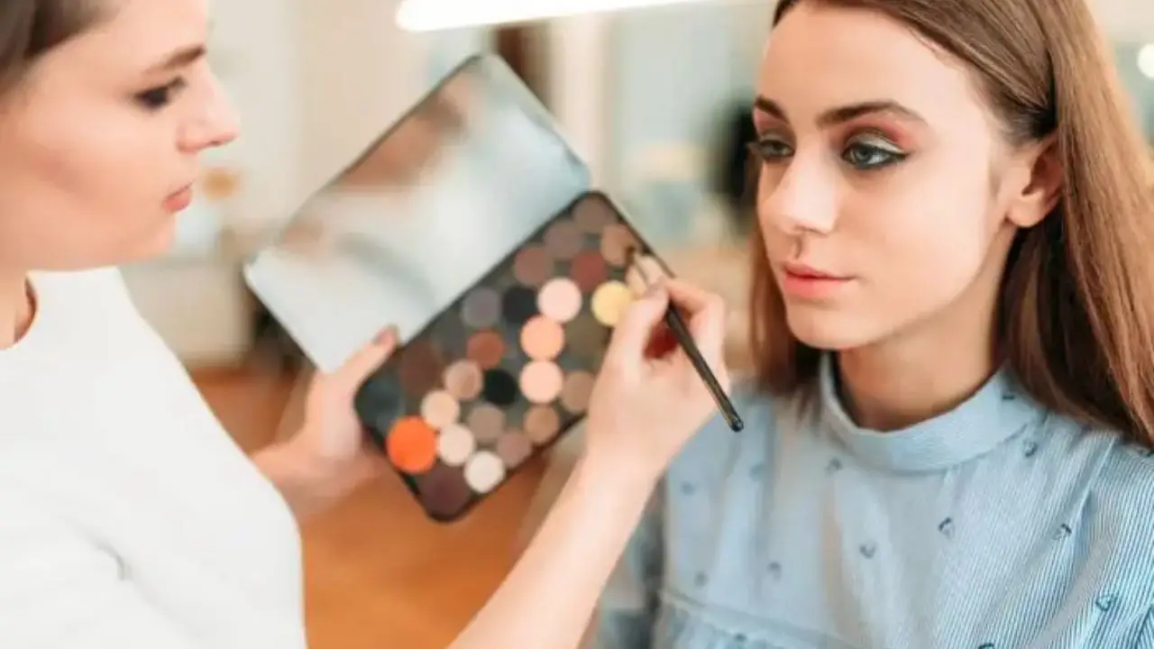 Obszary branży beauty - przedstawicielka branży beauty wykonująca makijaż klientce