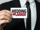 Mężczyzna trzymający wizytówkę z napisem wedding planner