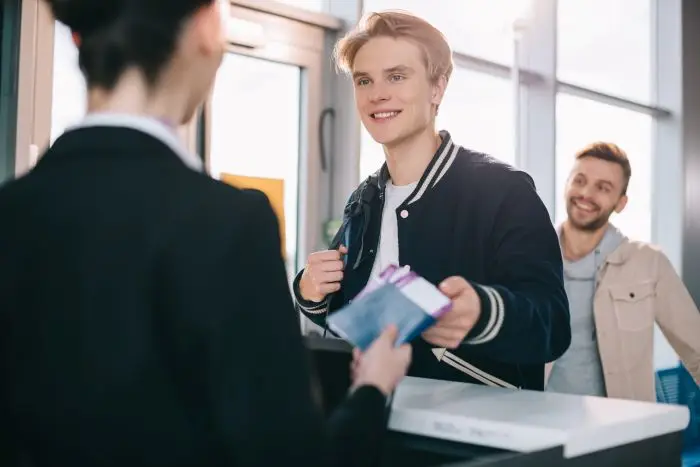 Mężczyzna przekazujący dokumenty elegancko ubranej kobiecie