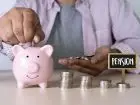 Emerytura pomostowa - zbliżenie na skarbonkę, do której mężczyzna wrzuca monety. Obok stosy monet, na jednej znak z napisem pension.