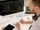 Jak znaleźć peirwszą pracę w IT - mężczyzna pracujący przy komputerze