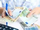 Na co nie można wydać pieniędzy z dotacji - zbliżenie na dłonie człowieka liczące banknoty w walucie euro