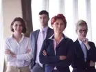 Parytet płci w spółkach - trzy kobiety elegancko ubrane i jeden mężczyzna