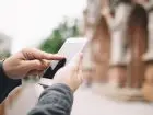 CBOP - zbliżenie na dłonie podczas obsługi smartfona