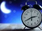 Dodatek nocny2024 - zegar na tle księżyca