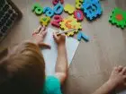 Dofinansowanie do żłobka - dzieci układające puzzle z cyferkami