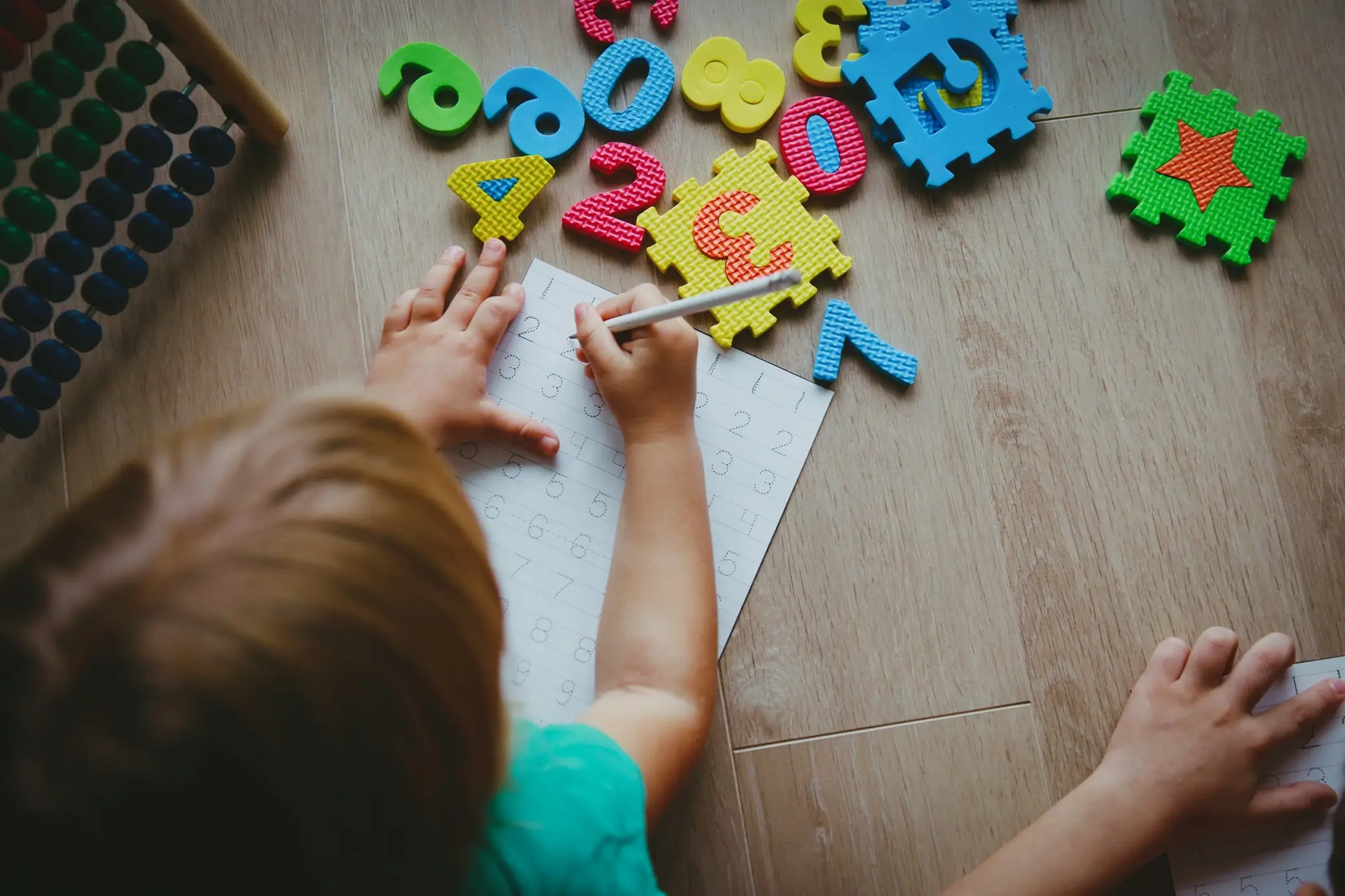 Dofinansowanie do żłobka - dzieci układające puzzle z cyferkami