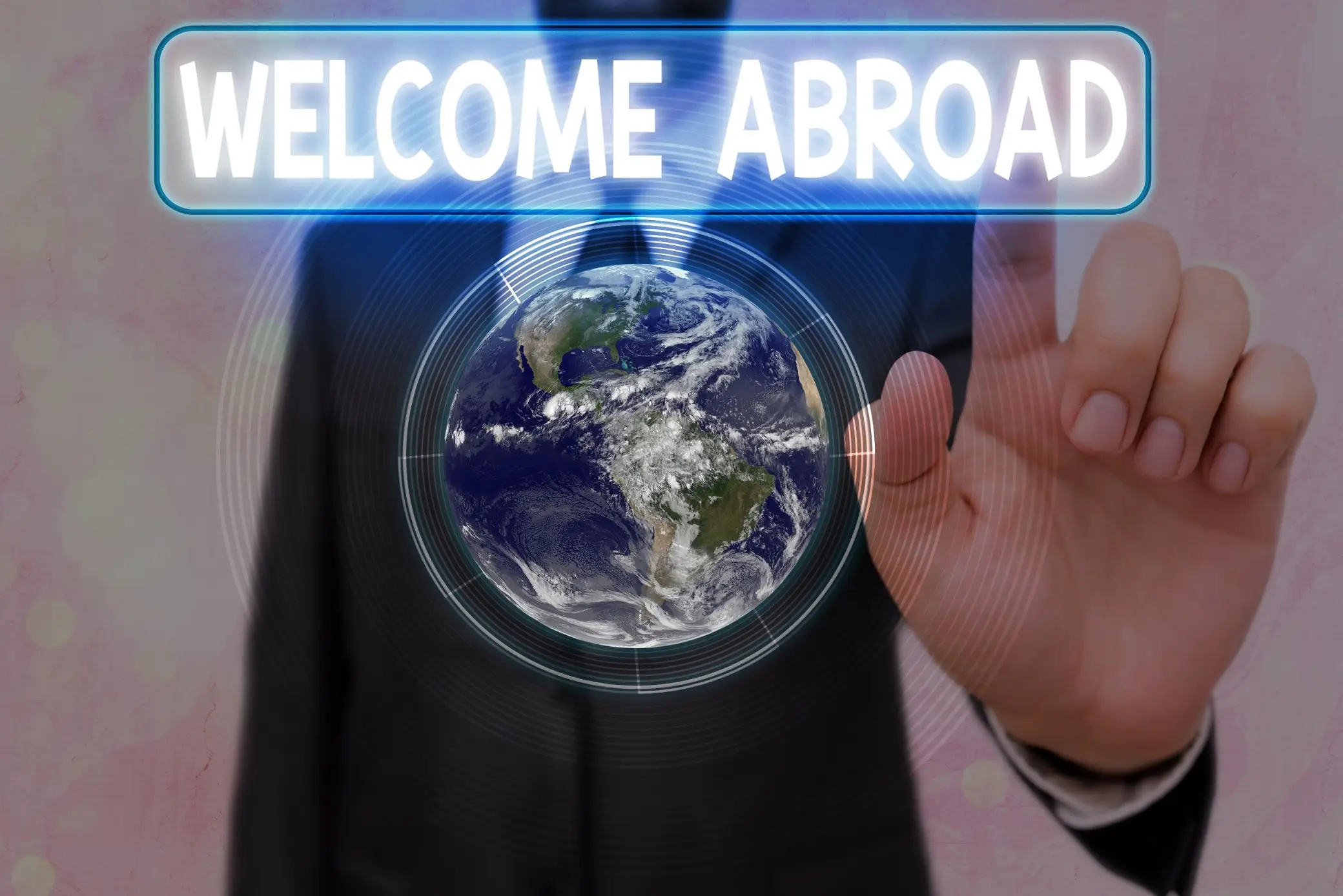 Praca za granicą od zaraz - wirtualna ziemia z napisem "Welcome abroad"