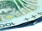 Koniec świadczenia rehabilitacyjnego - co dalej - polskie banknoty 100 zł na białym tle