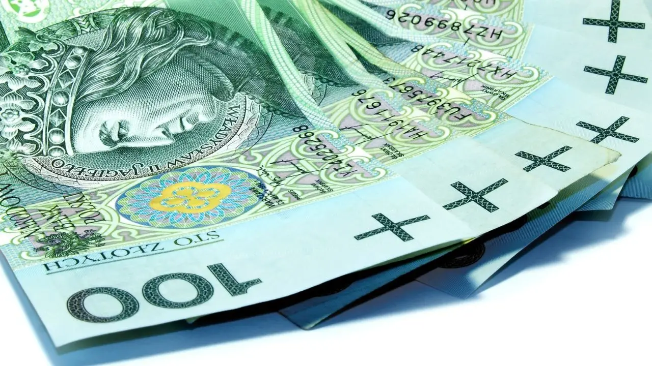 Koniec świadczenia rehabilitacyjnego - co dalej - polskie banknoty 100 zł na białym tle