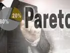 Pareto zasada - wykres z napisem Pareto, mężczyzna w garniturze w tle