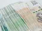 Średnia krajowa 2024 - ile na rękę - polskie banknoty na białym tle