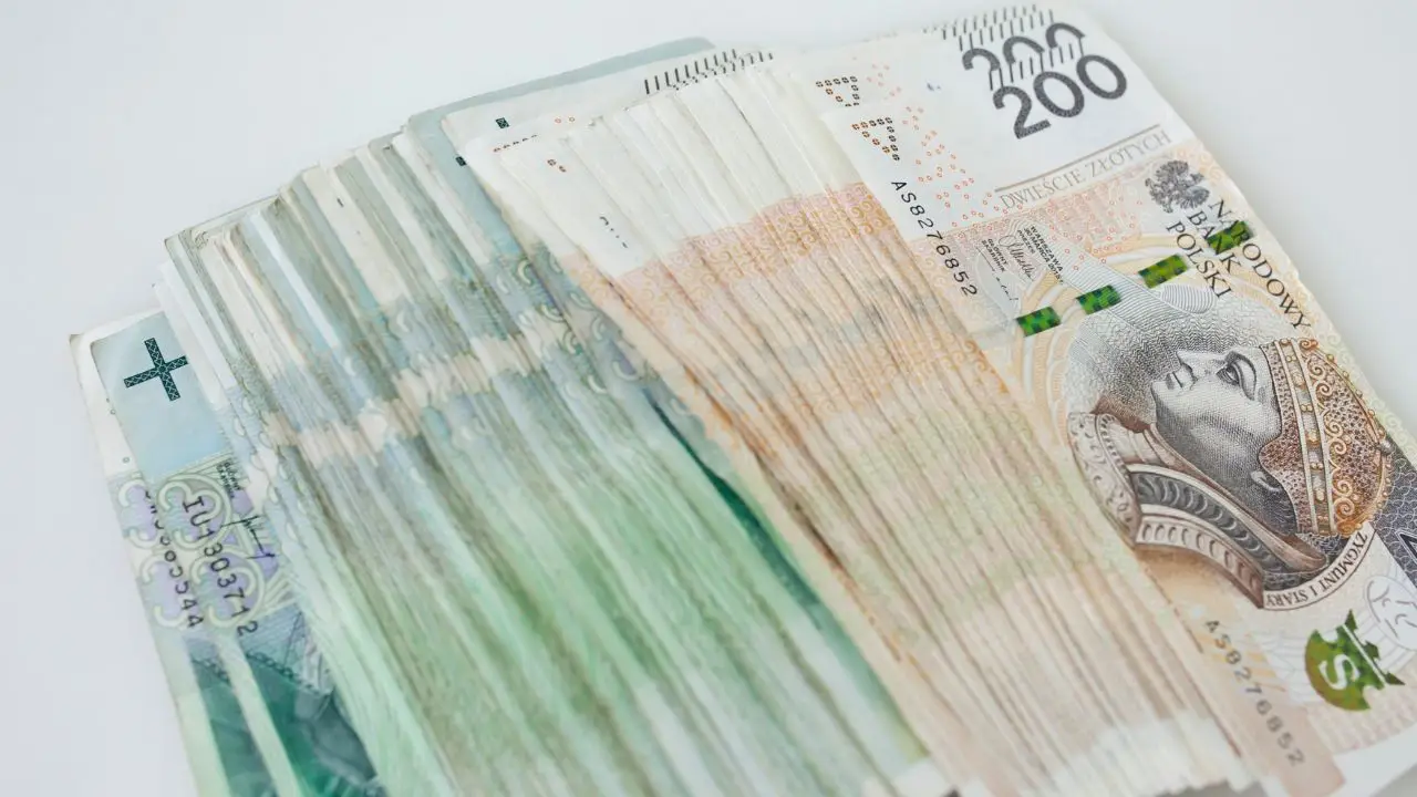 Średnia krajowa 2024 - ile na rękę - polskie banknoty na białym tle
