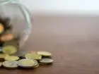 W jakim wieku renta na stale - monety wysypujące się ze słoika