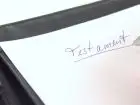 Jak napisać testament - zbliżenie na dłoń człowieka piszącego testament