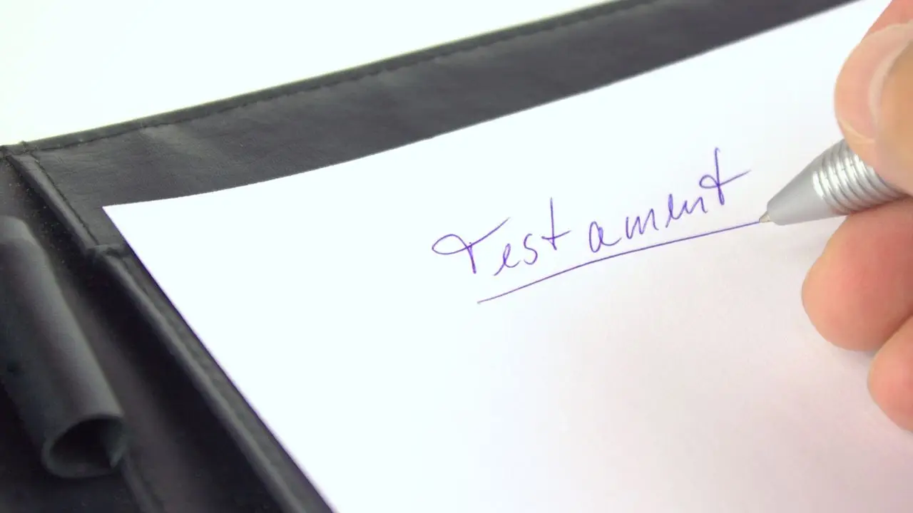 Jak napisać testament - zbliżenie na dłoń człowieka piszącego testament