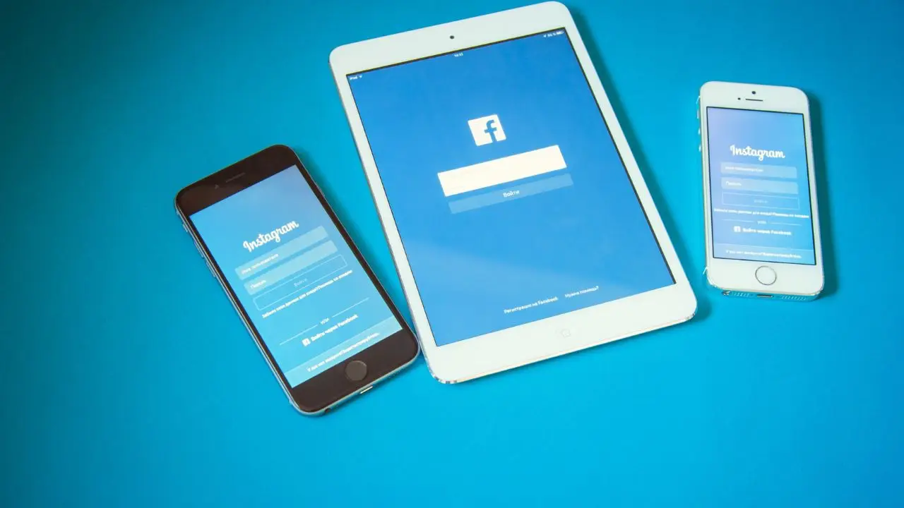 Zuckenberg zwolnienia w Meta - tablet i smartfony z aplikacjami Meta na ekranach