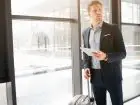 Dieta delegacja 2024 - mężczyzna w podróży służbowej z walizką