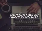 Direct search - mężczyzna przy laptopie z kawą w dłoni, korzysta z laptopa
