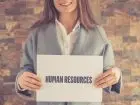 ERP co to za skrót - kobieta trzymająca kartkę z napisem human resources