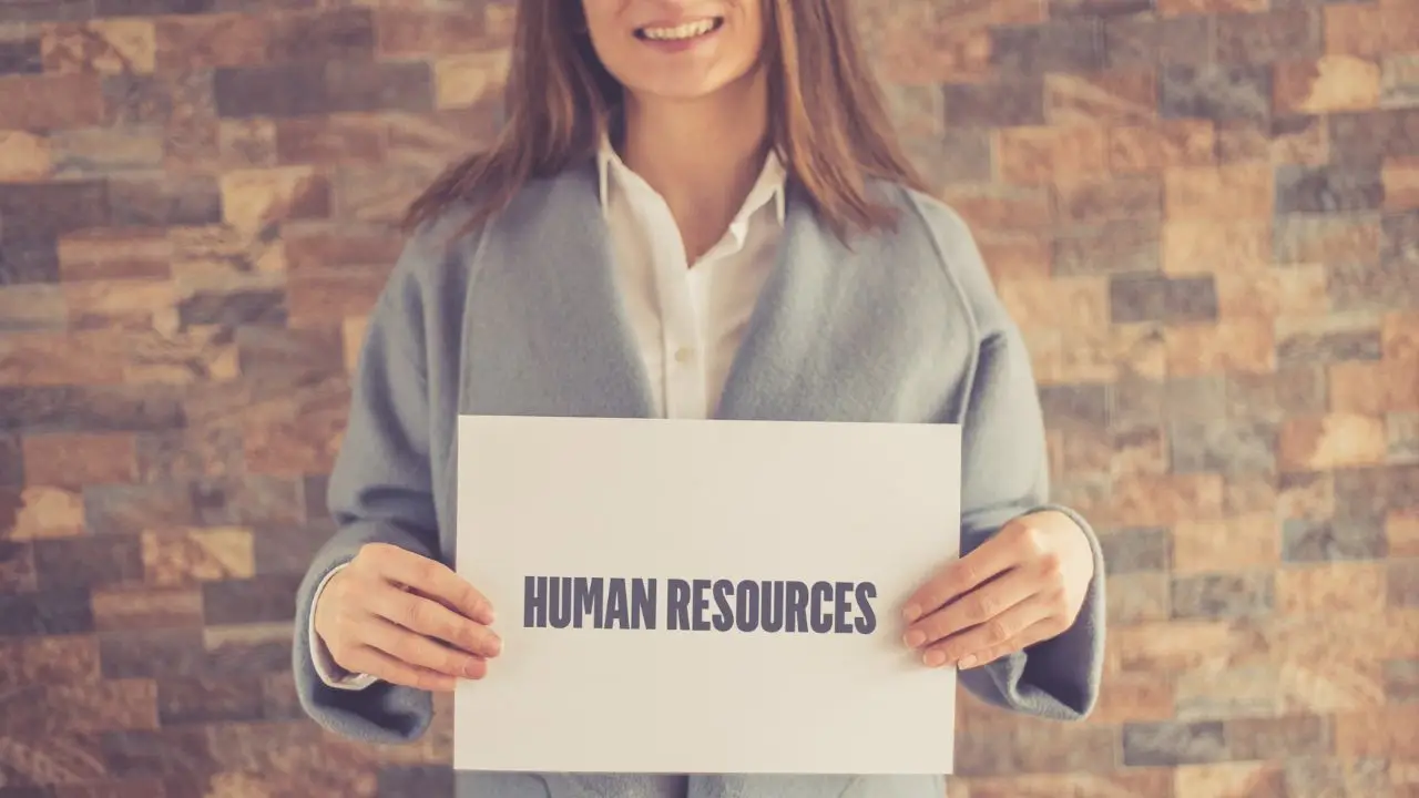 ERP co to za skrót - kobieta trzymająca kartkę z napisem human resources