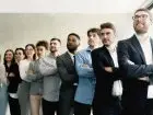 Grywalizacja w rekrutacji - kandydaci do pracy ustawieni w rzędzie