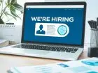 Jakie są twoje oczekiwania finansowe - laptop z napisem "we're hiring" na ekranie